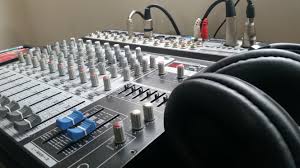 analogue mixing console