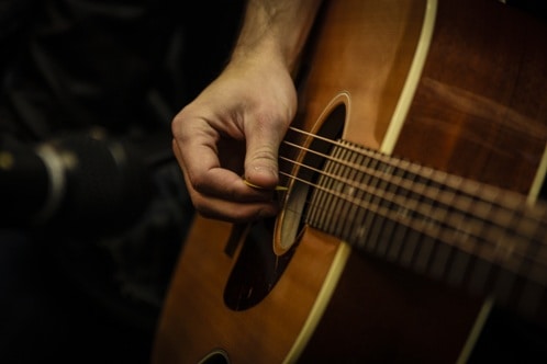 picture of an acoustic guitar