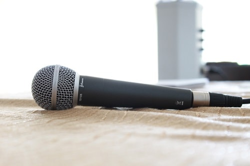 How to connect a microphone to a speaker